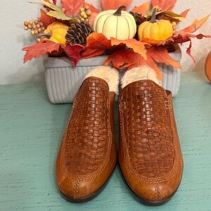 UGG Tan Woven Shoes SZ 7 box 163